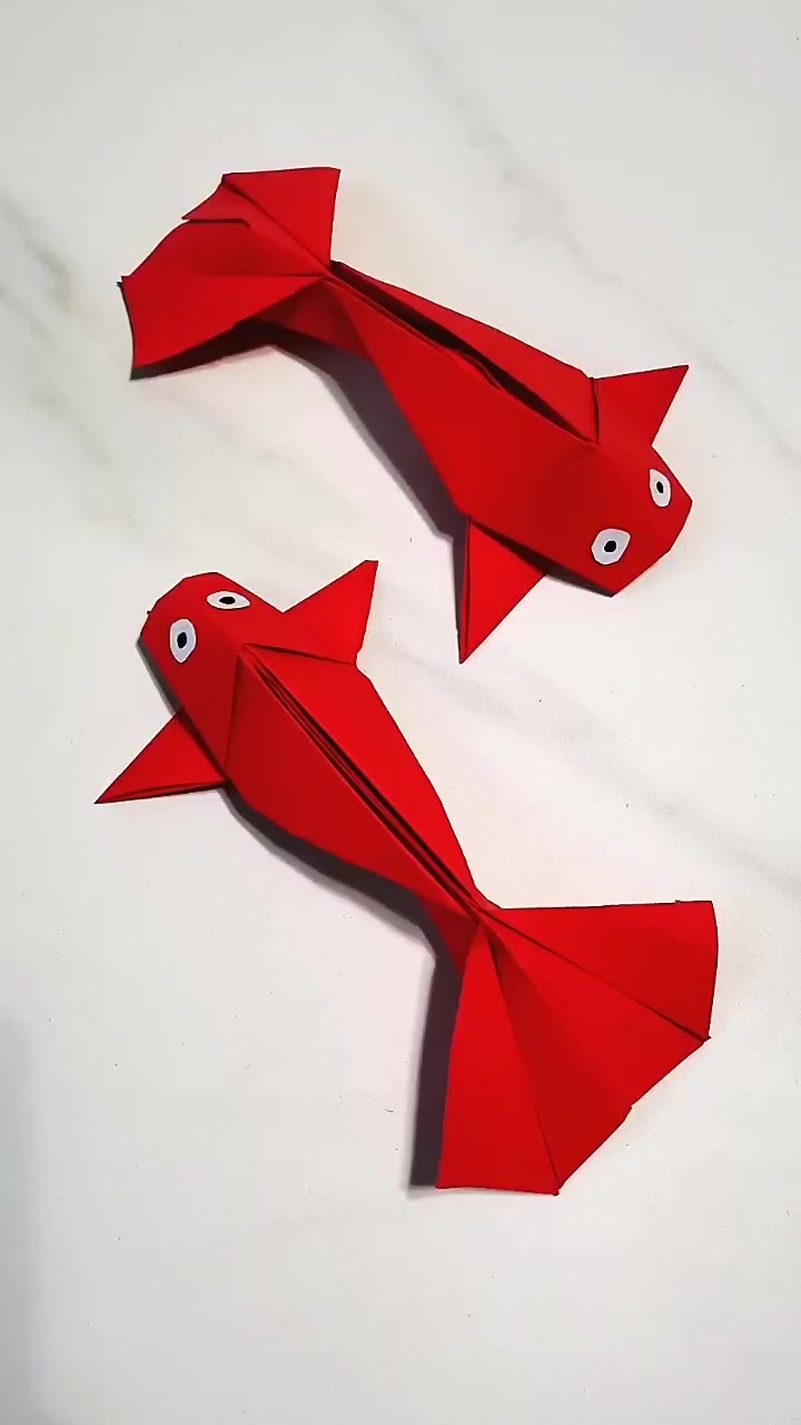 今天教大家一款锦鲤的折纸教程,立体鱼教程,希望大家可以年年有鱼