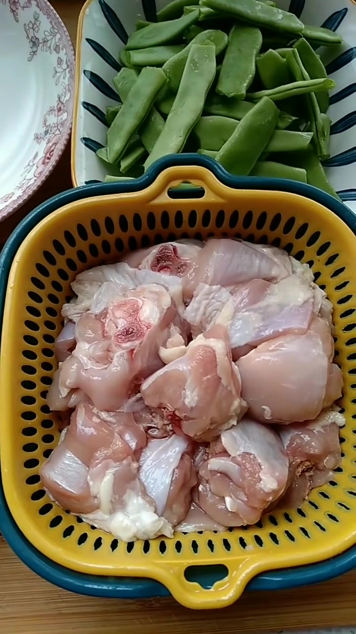 谢谢家人们关注,我做的都是家常菜,简单又好做,喜欢吃的可以试一下,土豆炖鸡块,这样做,大人