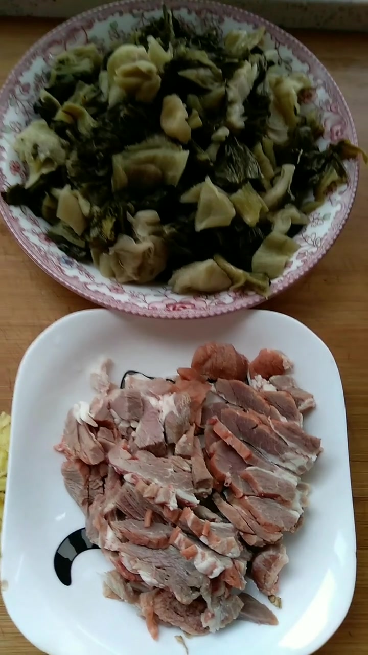 谢谢家人们关注,我做的都是家常菜,喜欢吃的可以试一下羊肉和酸菜,这样做,羊肉酸菜才能吃出真