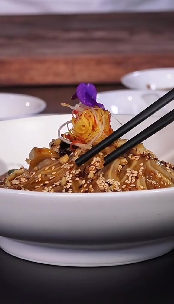 年轻小厨师推荐美食:红油牛耳 美食 寻找美食 一起学做菜