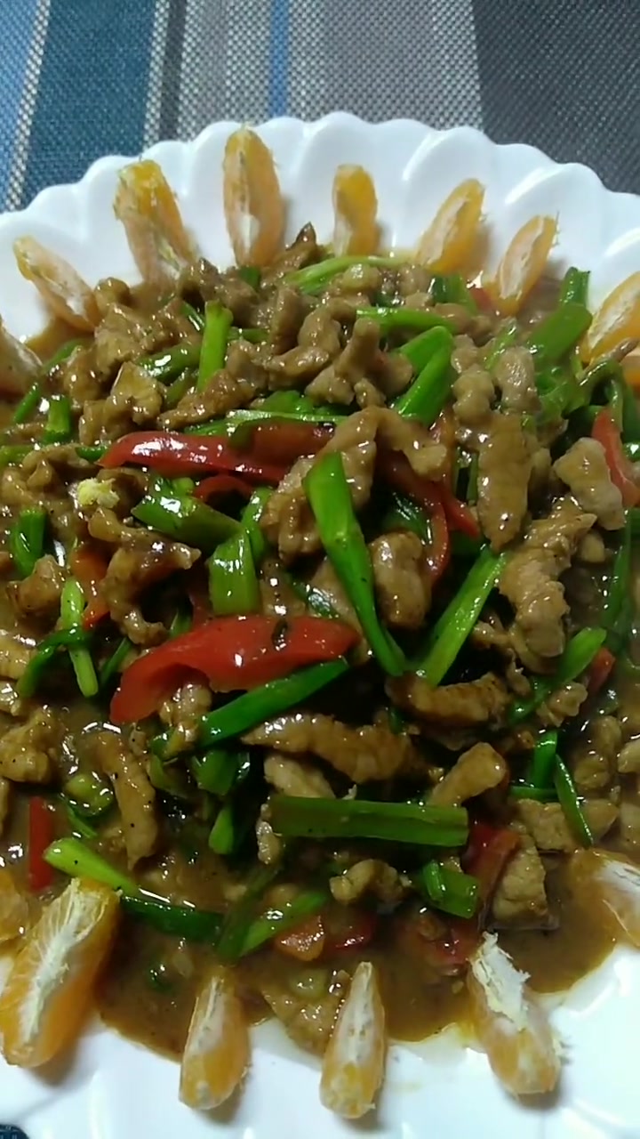 谢谢家人们关注,我做的都是家常菜,简单又好做,喜欢吃的可以试一下,水芹炒肉丝,越吃越想吃