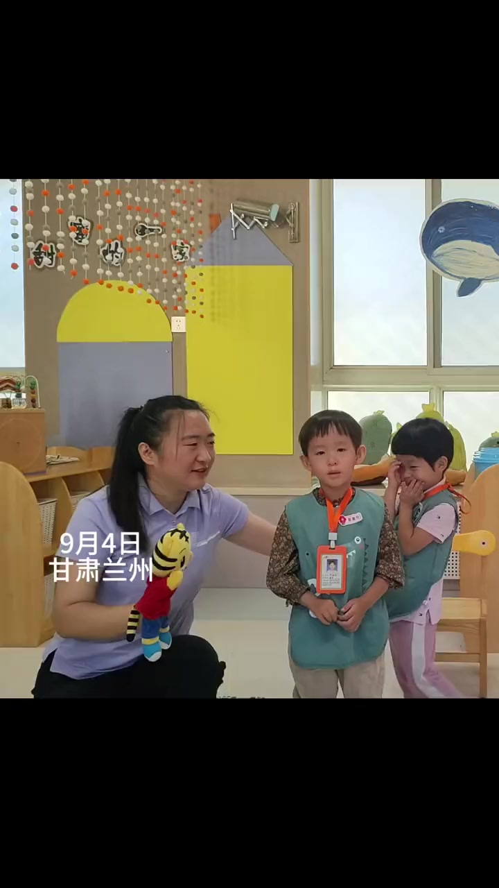太可爱了!幼儿园小班上学第一天 小朋友不哭不闹自我介绍:这是哥哥给我起的名字 开学季 小班
