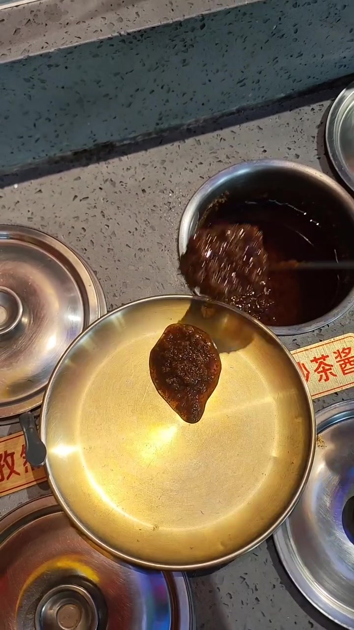 火锅店摆盘vs火锅蘸料台