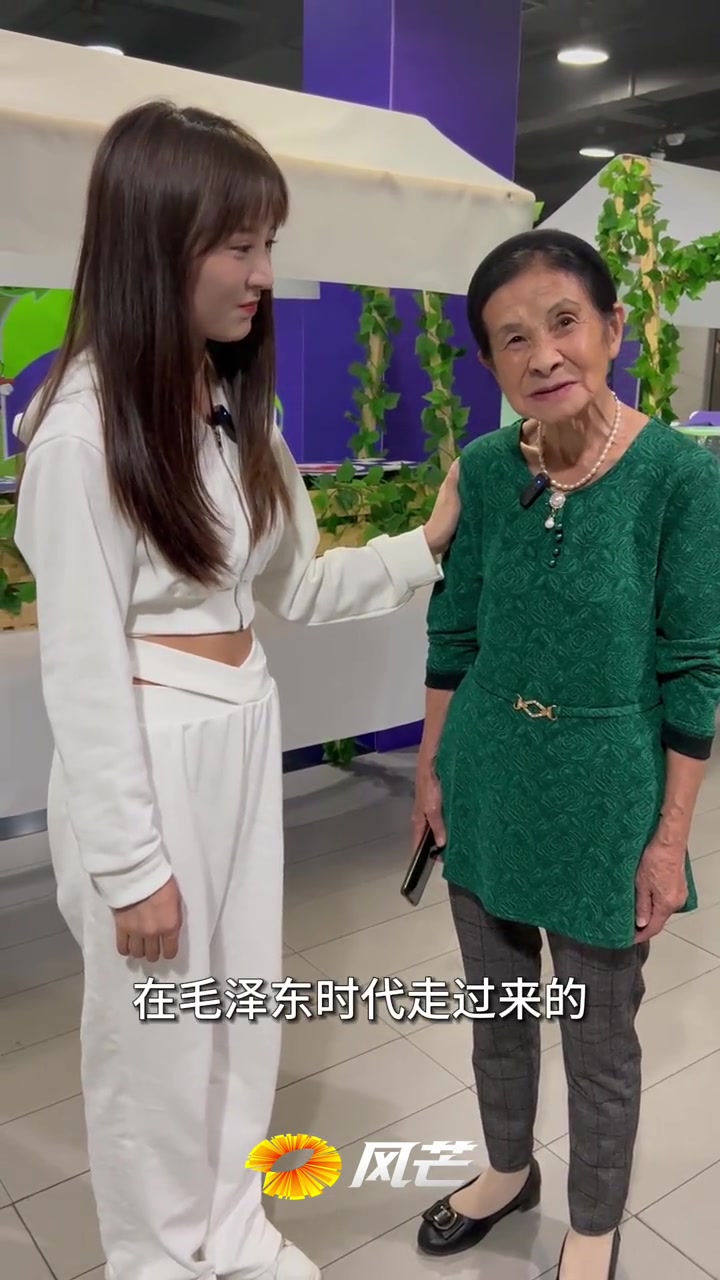 今天记者在长沙再次见到申奶奶啦,申奶奶这次要在推介会上推介自己的葡萄酒,65岁创业,79岁