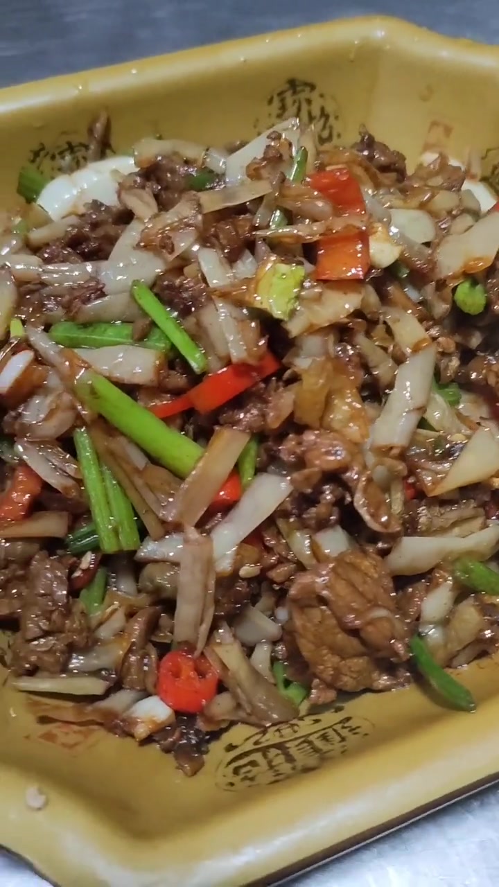 白辣椒炒牛肉是她最喜欢吃的一到道菜!