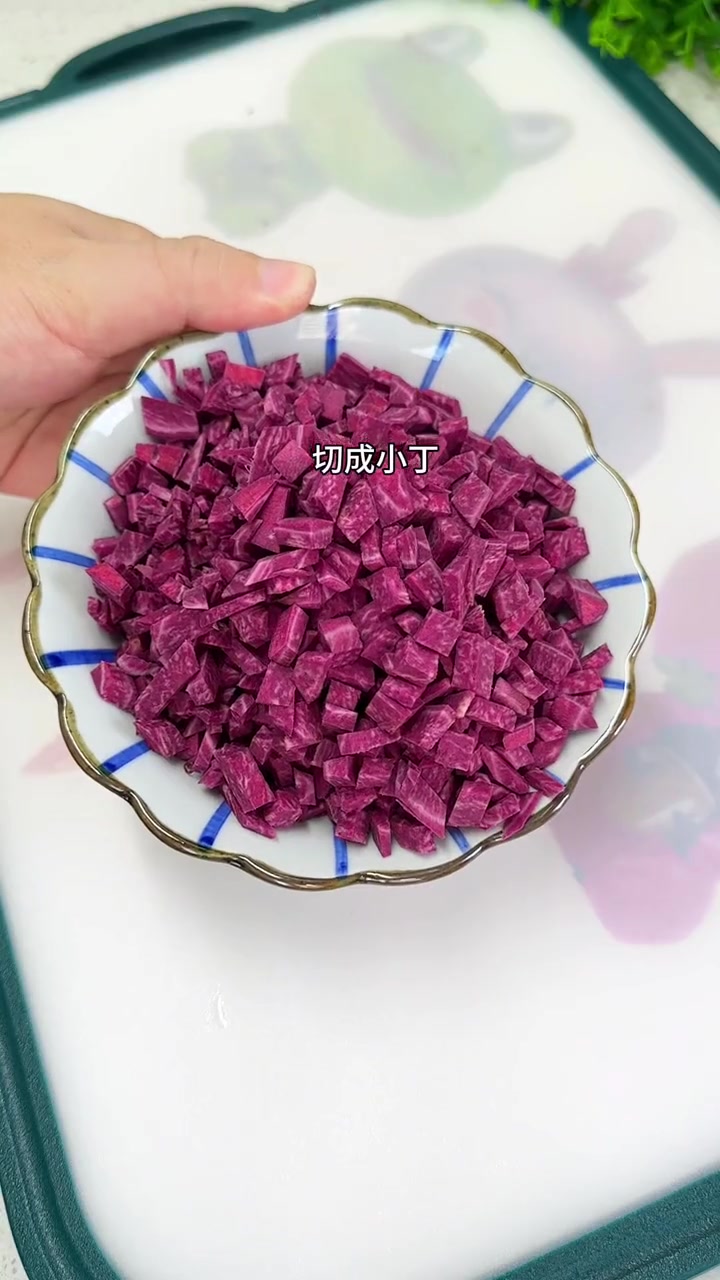 儿子说加了紫薯丁的馒头也太好吃了,刚出锅就吃了三个,蓬松柔软带有紫薯的清香,做法简单 一次