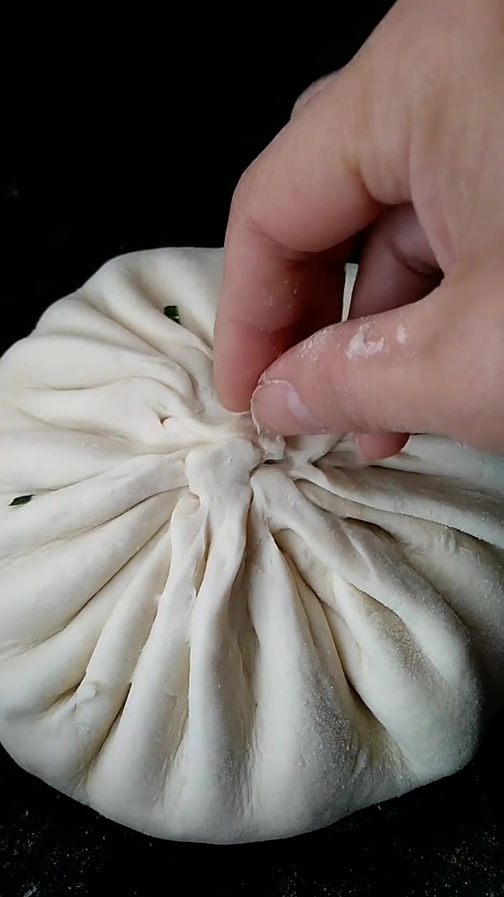 谢谢家人们关注,我做的都是家常菜,简单又好做,想吃韭菜粉丝鸡蛋饼的,可以这样做特别简单,外