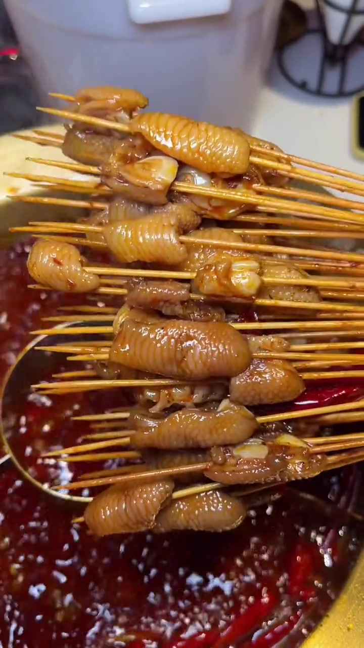 九街适合打卡拍照的串串店,鸡脚筋绝了!