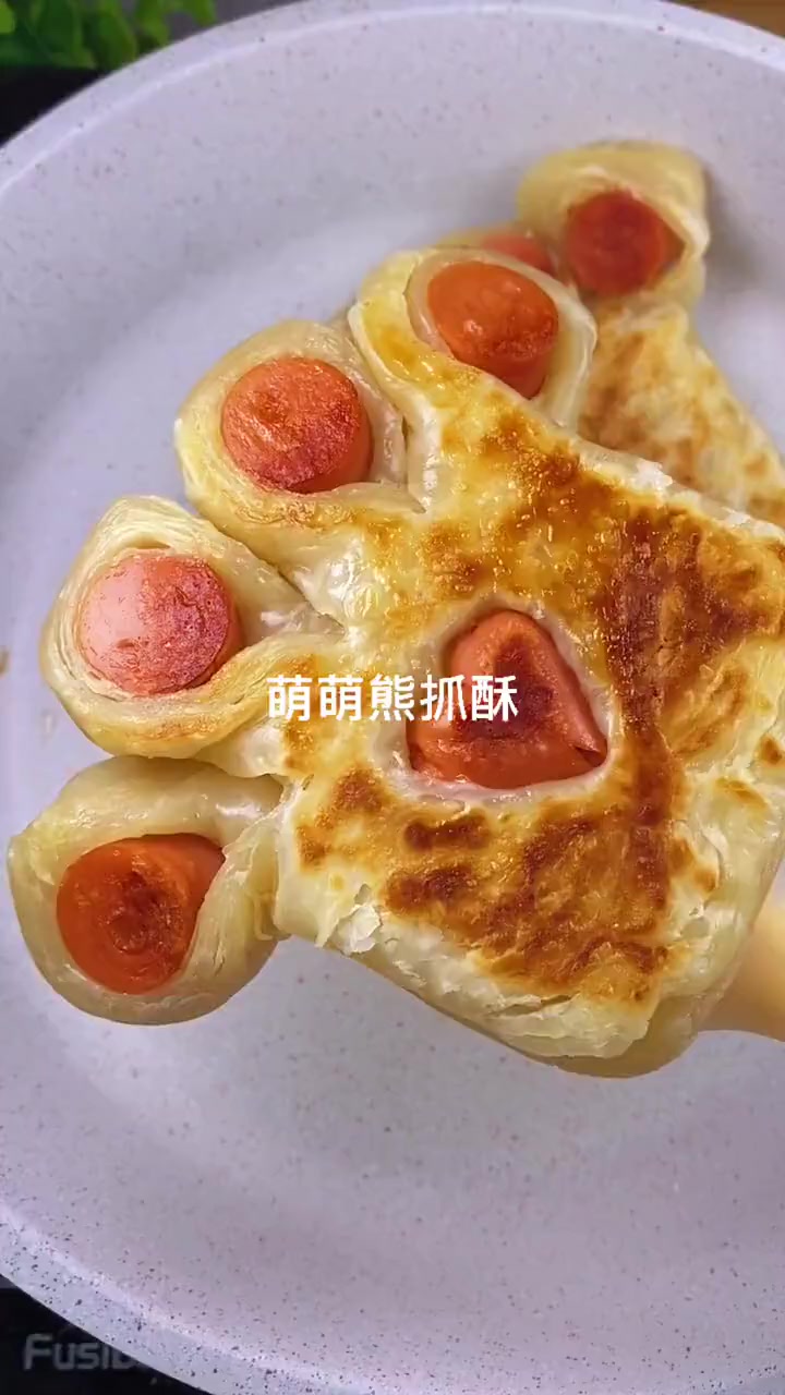 手抓饼神仙吃法,“萌萌熊爪酥,香酥可口超好吃,喜欢的小伙们快安排起来吧。”