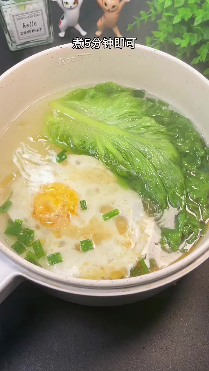 大吃大喝后,晚上安排一个生菜鸡蛋汤,汤汁香甜可口,好喝