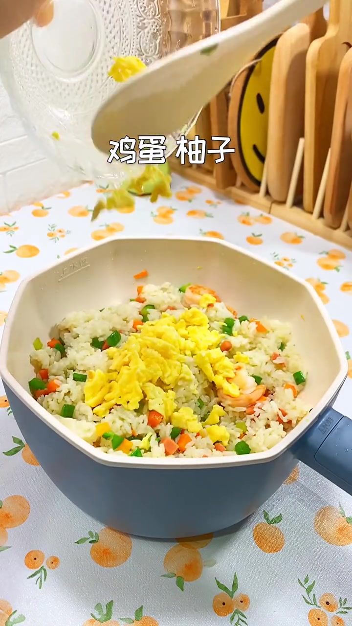 清新好吃的柚子炒饭 口感层次超丰富的～果粒会在嘴里爆开 激发味蕾享受