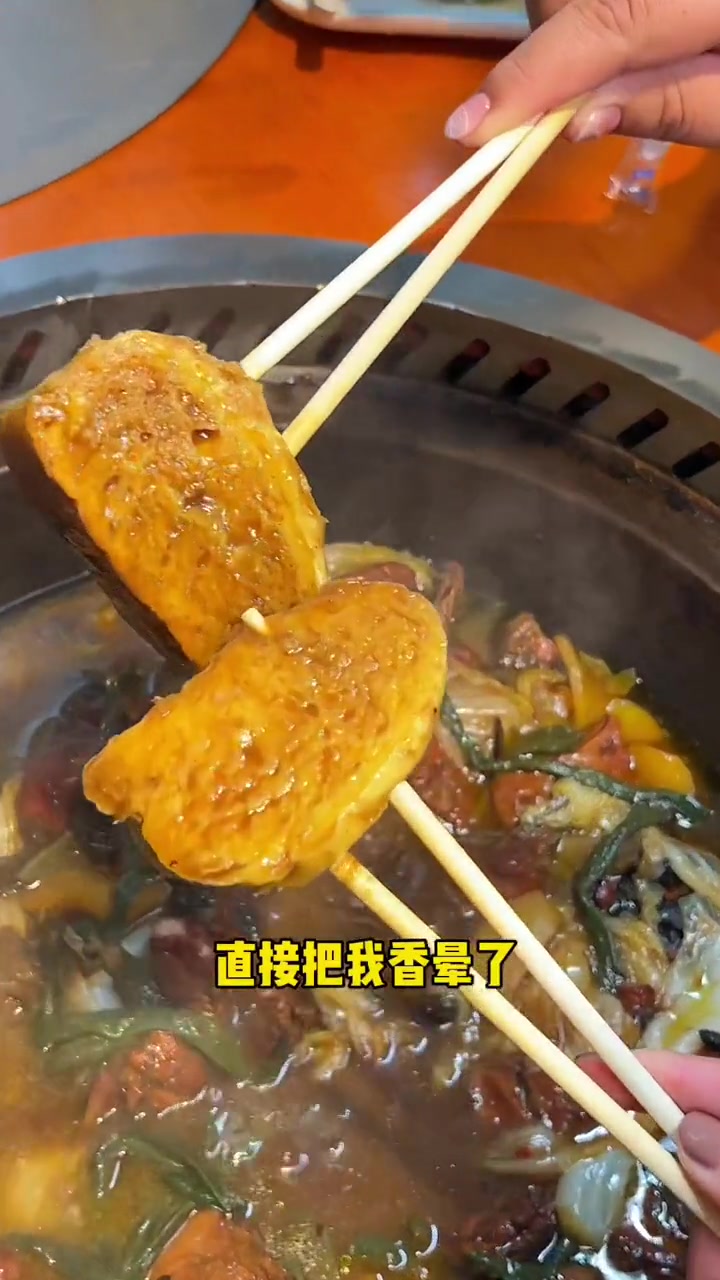 花129带南方哥们来吃东北地锅鸡是什么体验?铁锅炖 东北特色 地锅炖大灶台 嘎嘎好吃 东北