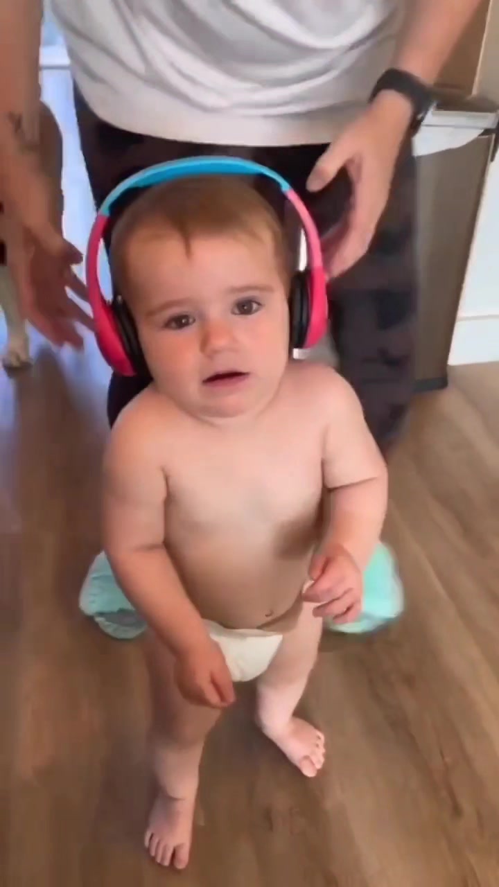 耳机里放的应该是鲨鱼宝宝