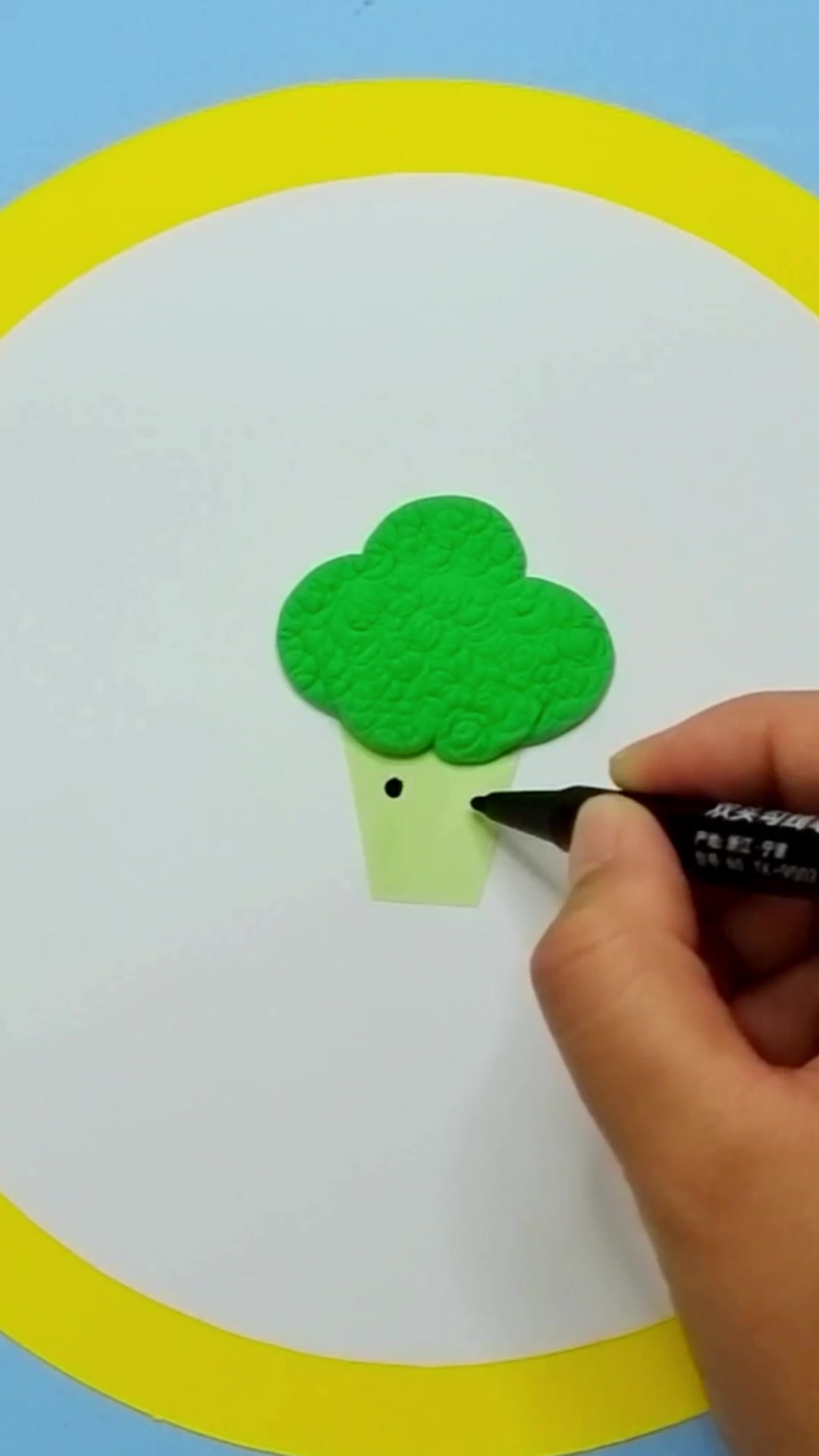 用彩纸和彩泥做小朋友爱吃的西兰花,简单的手工