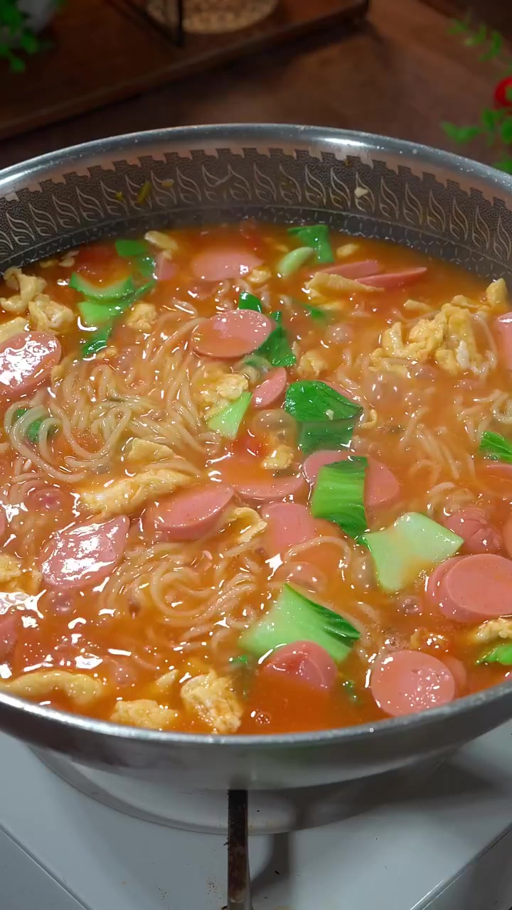 早餐不知道吃什么的,来一锅番茄鸡蛋面,番茄汤汁浓郁,开胃好吃