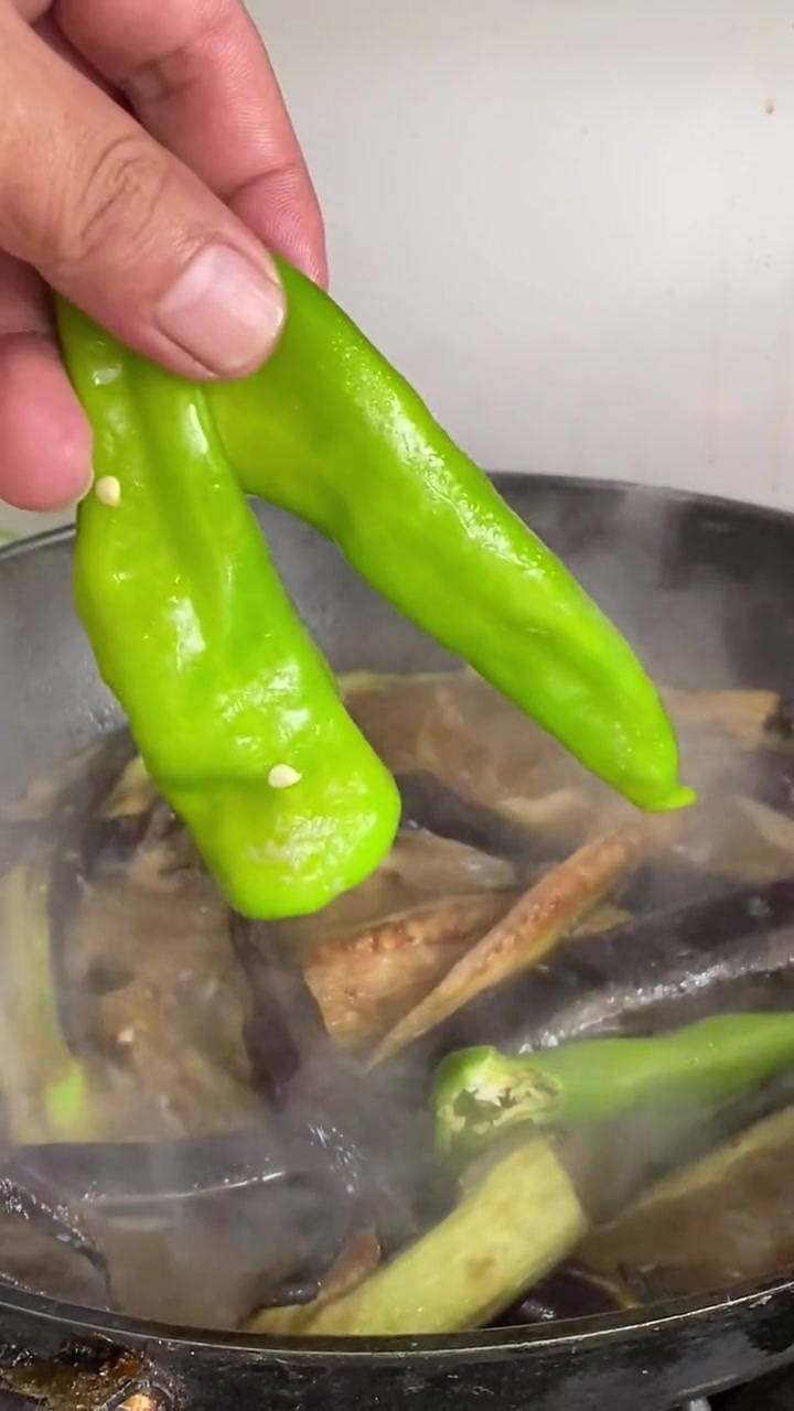 东北人的家乡美食《鲶鱼炖茄子》