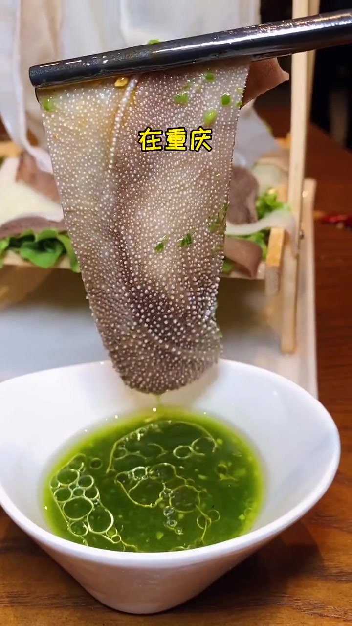 重庆真资格90年老字号回归啦!我们从小吃到大的老四川牛肉干和灯影牛肉丝都是他们家的哦!