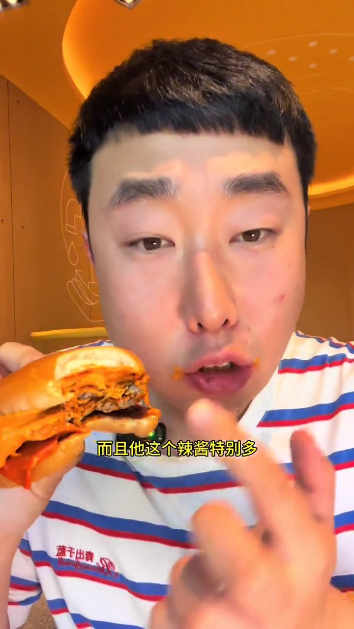 麦当劳奶丝辣双层吉士堡测评,味道整体还可以,就是为啥汉堡越来越小了?汉堡 麦当劳 测评 美