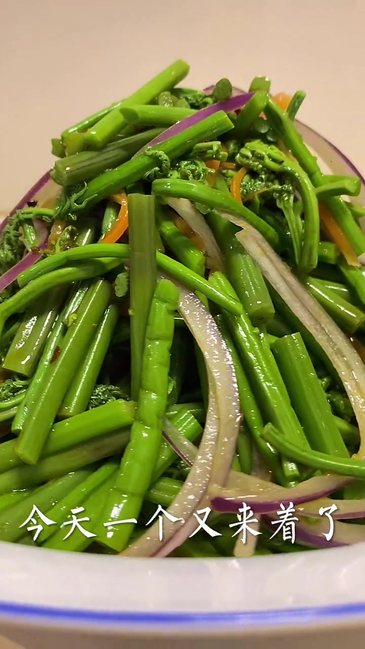 山野菜《葱油蕨菜》制作教程