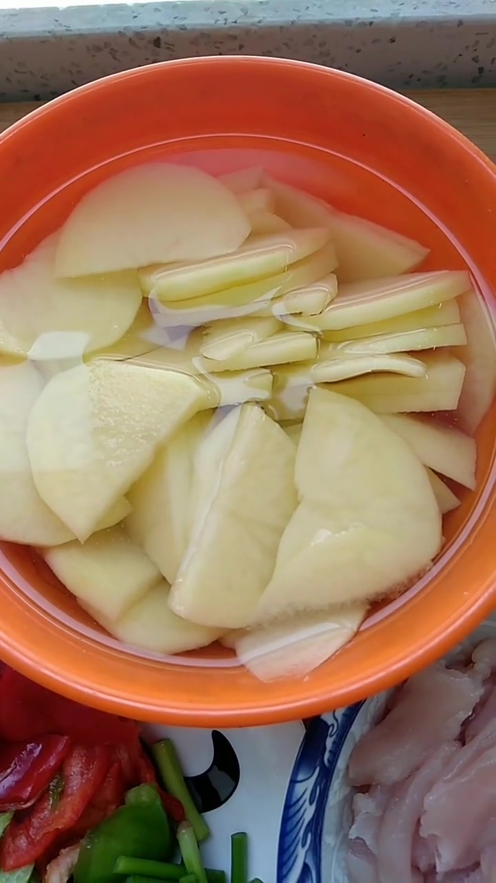 谢谢家人们关注,我做的都是家常菜,简单又好做,喜欢吃的可以试一下。土豆和鸡胸肉这样做爽口又