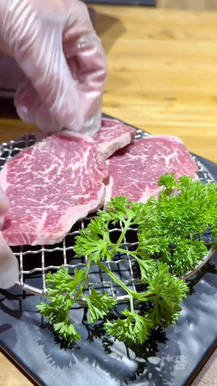 御景水城附近的菊花炭烤肉出了一个69.9的双人餐,经济实惠好吃不贵,我先囤它几单!特色烤肉