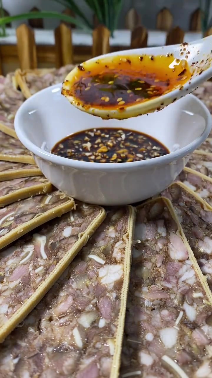 东北特色的下酒菜,不能吃肉的,都能造几口,承接好吃了。《猪头肉焖子》制作教程