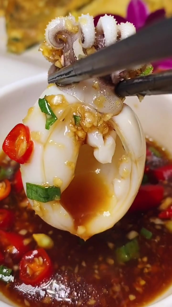 海南本地人开的椰子鸡,3个椰子当锅底真的用料好实在啊!店名:萌哒哒椰子鸡(三亚湾椰梦长廊店