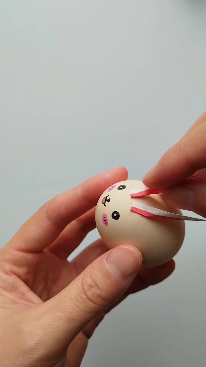 中秋节快到了,教你用鸡蛋壳做一个漂亮的玉兔灯。中秋节手工 中秋节手工灯笼 兔子灯 亲子手工