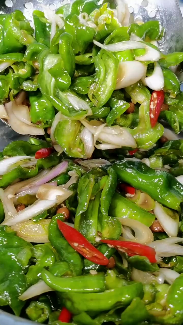 感谢大家支持!下饭小菜《凉拌青椒》下期更新菜品《凉拌》喜欢的双击关注《清真美食》,每天更新