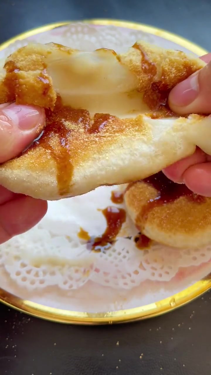 纯手工打造的红糖糯米糍粑,软糯香甜,大人小孩都爱吃,外酥里糯,放在平底锅煎至两面金黄,别提