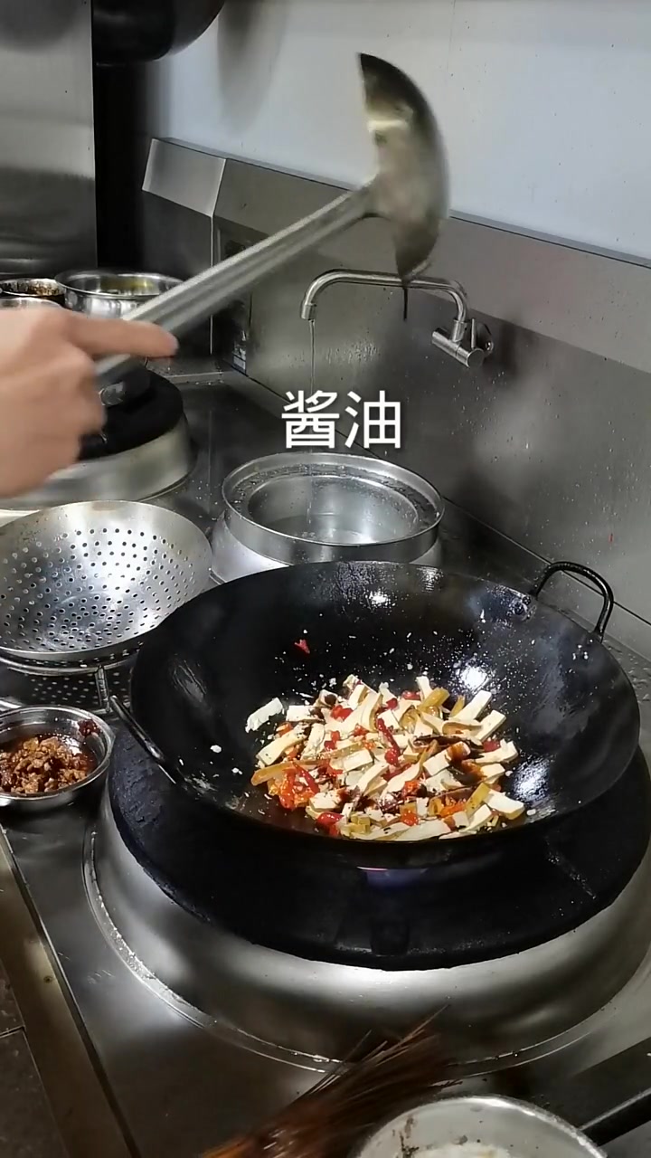 小时候最喜欢吃的芹菜炒香干,终究还是炒不出小时候的味道了!