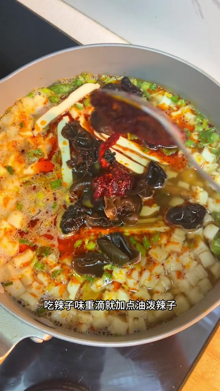 在我们这进了泡馍管都是老板 来份小炒干刨!这一碗好过瘾 西安美食 小炒泡馍做法