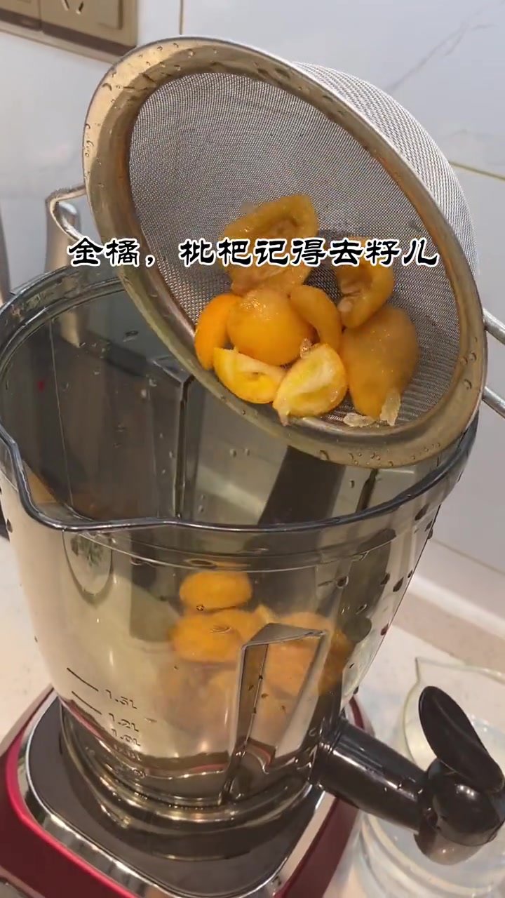 秋冬季节必喝的枇杷金桔雪梨汁,真的很好喝哈,酸甜可口,功效很适合现在这个季节～