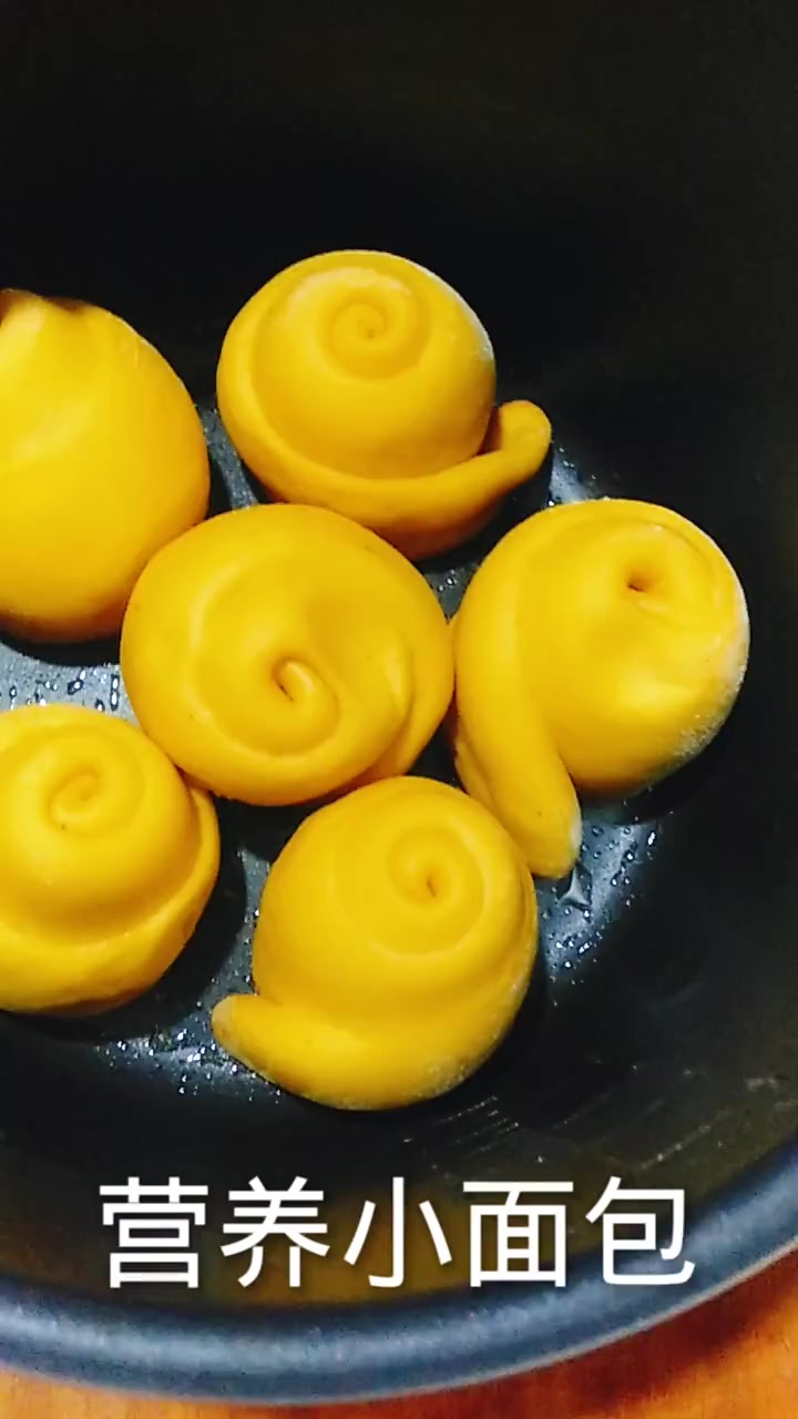 南瓜小面包做法:南瓜去皮切块蒸熟捣成泥,加一勺白砂糖 半包牛奶 一勺酵母粉,搅拌成面絮揉至