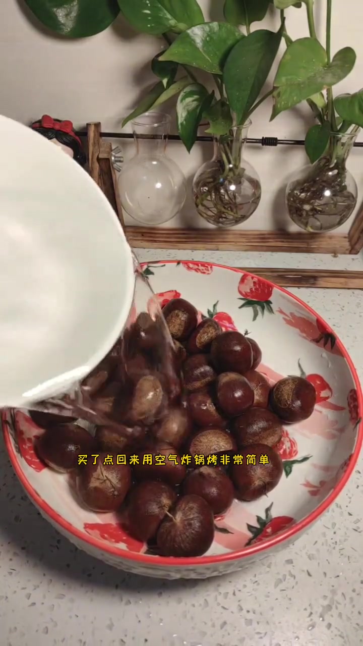 吃板栗的季节,在家自己也能简单做出好吃的糖烤板栗 妈呀太香了 糖烤板栗的做法 记录美食日常