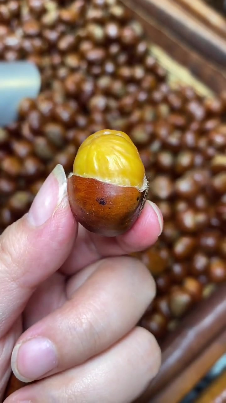 这家真的是我从小吃到大的,每次路过都忍不住想要买点板栗来吃!店名:宏瑞栗