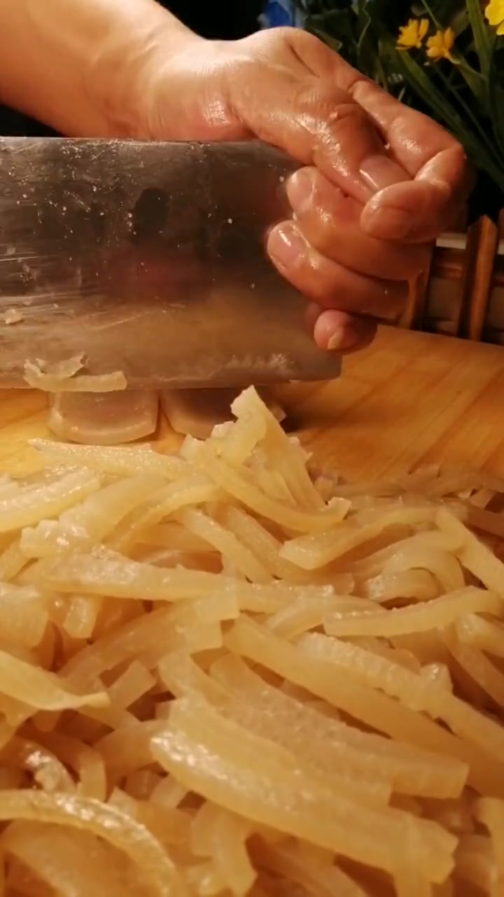 天气凉了,家家都熬东北的猪肉皮冻子《水晶皮冻》美食教程