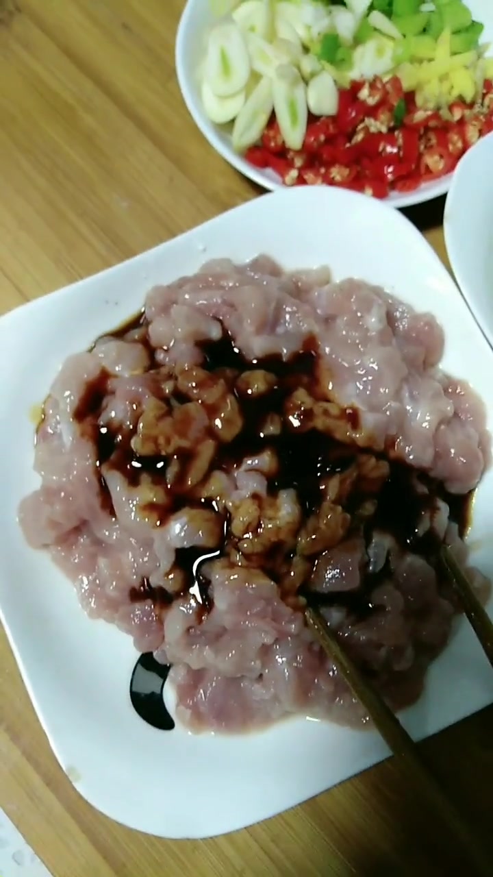 谢谢家人们关注,我做的都是家常菜,简单又好做,喜欢吃的,可以试一下,今天用笋丝雪菜炒的肉丝