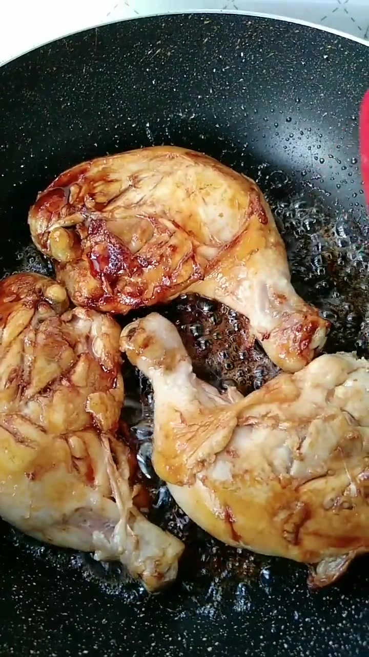 谢谢家门关注,我做的都是家常菜,简单又好做,喜欢吃的可以试一下,今天用红酒炖的鸡全腿,这样