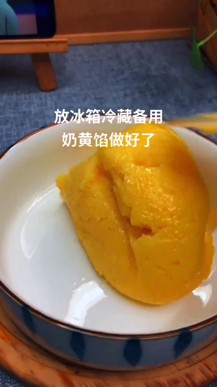 不用烤箱就能做的冰皮月饼,香甜软糯,冰冰凉凉,一起来做呦 冰皮材料:50g糯米粉,50g粘