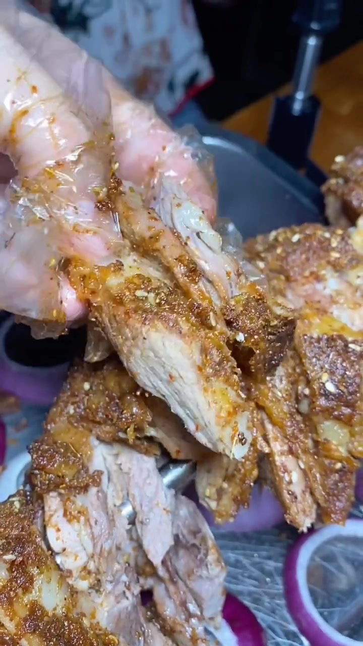 今年的第一只烤羊腿吃得有点早,但是确实黑实惠啊!店名:渝 南城一锅羊蝎子烤羊腿北派火锅(时