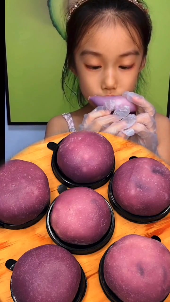 罗森同款的流心葡萄饼皮月亮蛋糕,很适合这个夏天哦 葡萄果酱材料:葡萄1斤,30g白糖,水适