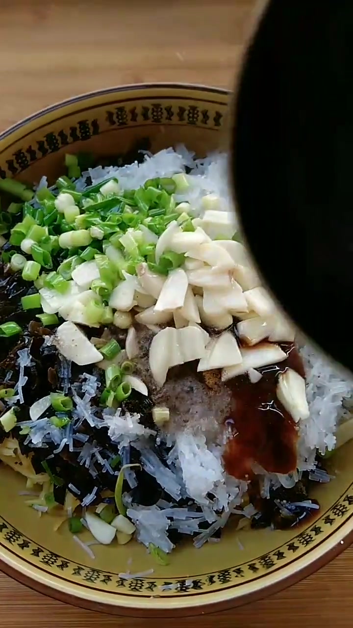 谢谢家人们关注,我做的都是家常菜,简单又好做,喜欢吃的可以试一下,今天用的南瓜做的包子,这