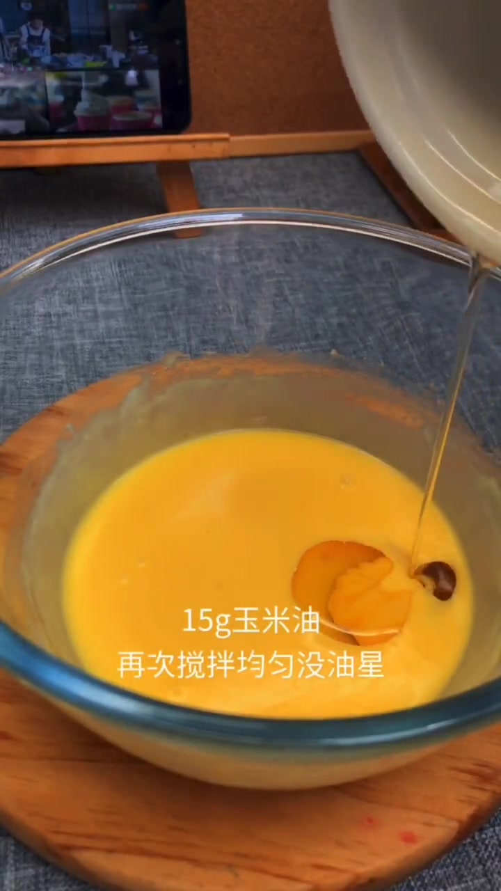乳酪戚风蛋糕做法:3个鸡蛋(蛋黄蛋清分离),50g奶油奶酪,40g牛奶,15g玉米油,55