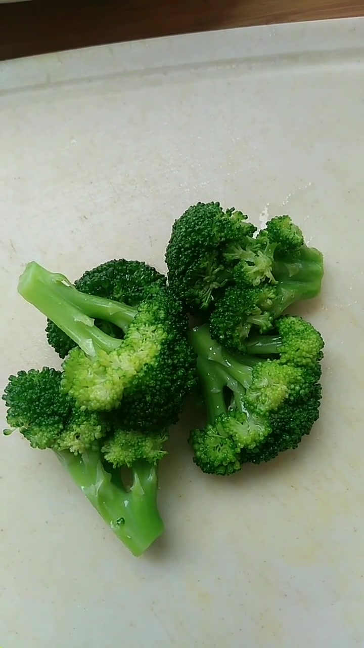 谢谢家人们关注,我做的都是家常菜,简单又好做,喜欢吃的可以试下,今天用胡萝卜西兰花做的鸡蛋