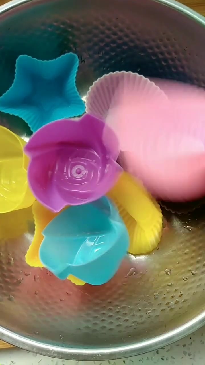 谢谢家人们关注,我做的都是家常菜,简单又好做,晚上做一道杂粮小米糕,松软可口,喜欢的家人们