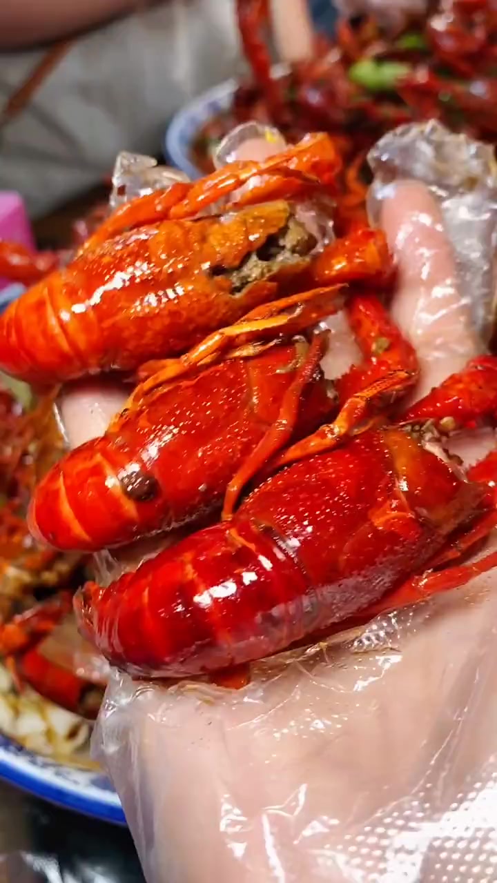 阵仗大得不得了的小龙虾店,不仅相因还有九种味道!特别是我Z爱的咸蛋黄口味!