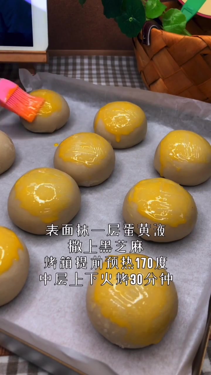 口感丰富的芋泥麻薯蛋黄酥,学废了吗? 芋泥馅料:350g芋头,50g紫薯,40g淡奶油,4