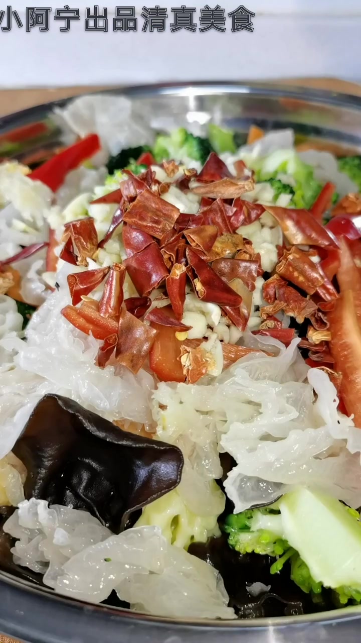 感谢大家支持!下饭小菜《凉拌西兰花》下期更新菜品《凉拌莲藕》喜欢的双击关注《清真美食》,每