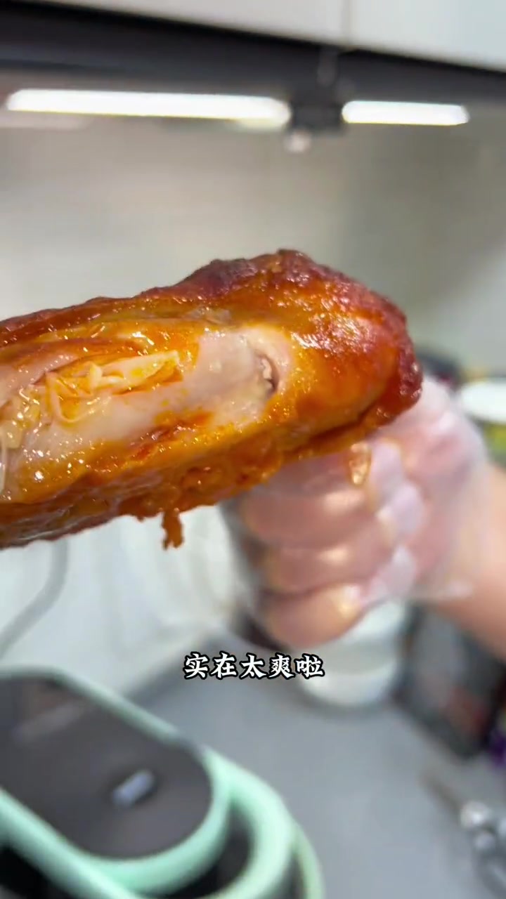 谁会拒绝一个超大号鸡腿 鸡皮酥脆 鸡肉一口爆汁,赶紧冲吧 空气炸锅美食 大鸡腿 烤鸡腿